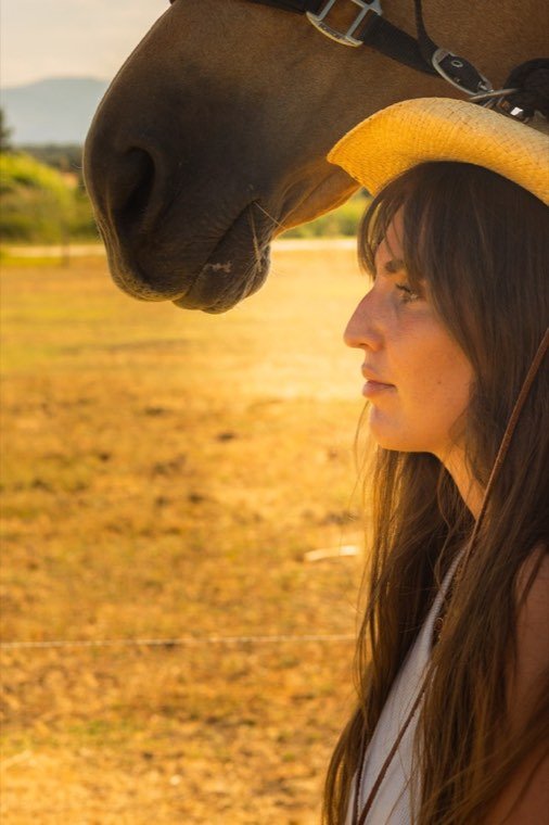 Profil d’Alice auprès d’un cheval