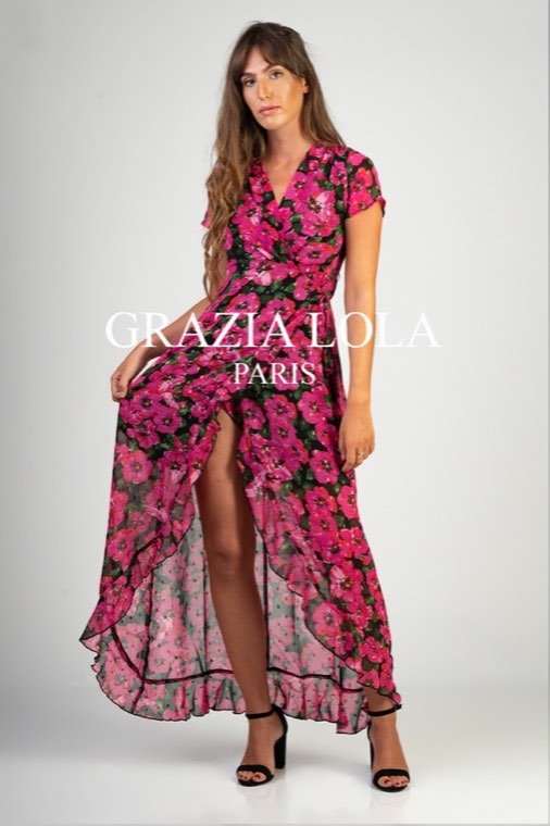 Alice porte une robe longue fleurie